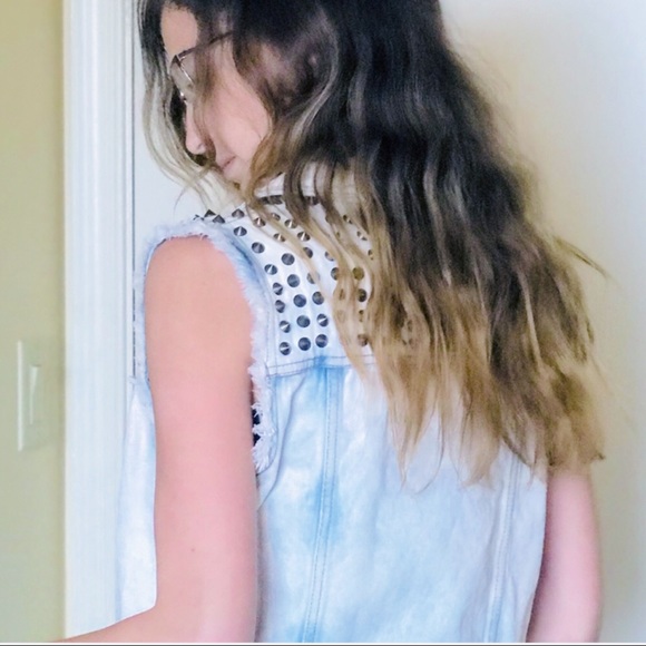 SOLD🚫✨Rare rockin’ 🎸distressed stud jean vest - Picture 6 of 6